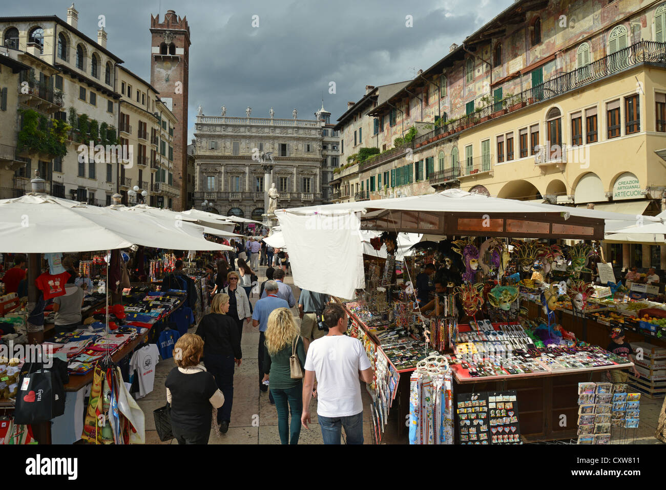 Piazza Delle Erbe, Verona, Verona Provinz, Region Venetien, Italien Stockfoto