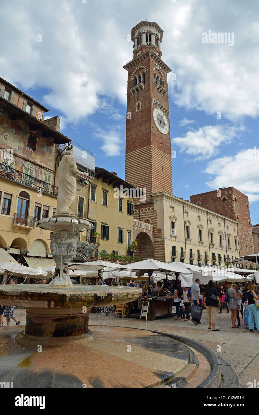 Torre dei Lamberti von Piazza Delle Erbe, Verona, Provinz Verona, Veneto Region, Italien Stockfoto