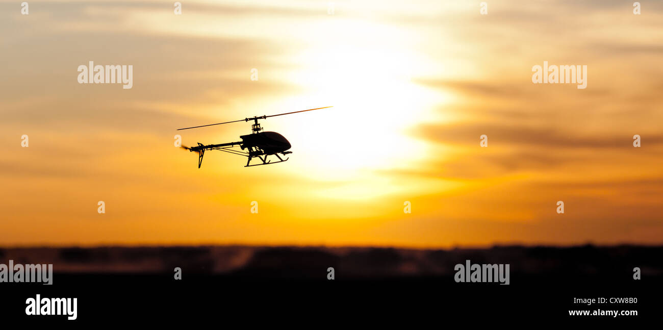 Bild des Hubschraubers bei Sonnenuntergang Stockfoto