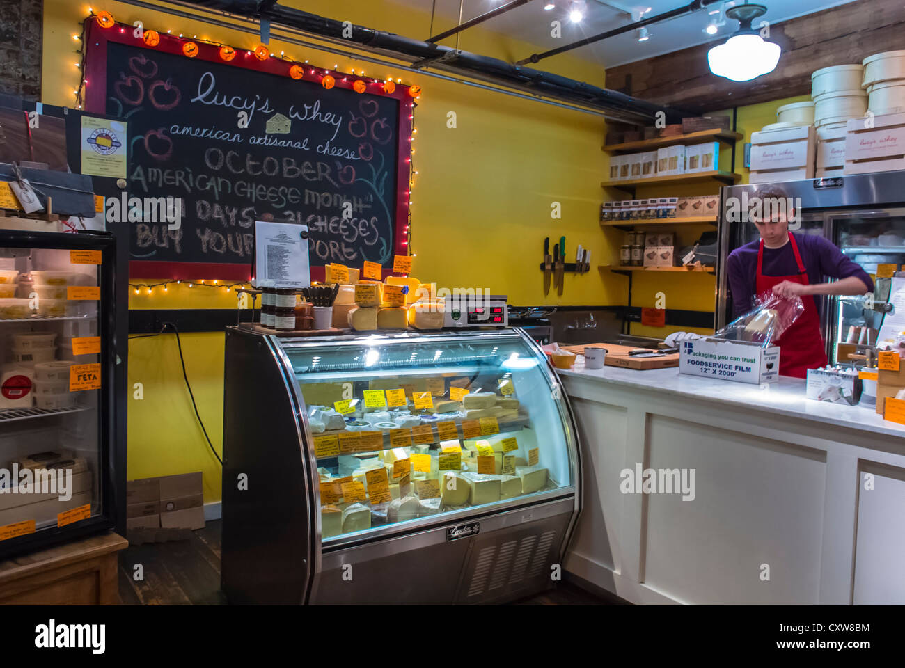 New York City, NY, USA, Mann arbeitet in amerikanischer Käse-Shop im Chelsea Market, Shopping Center, Manhattan Stockfoto