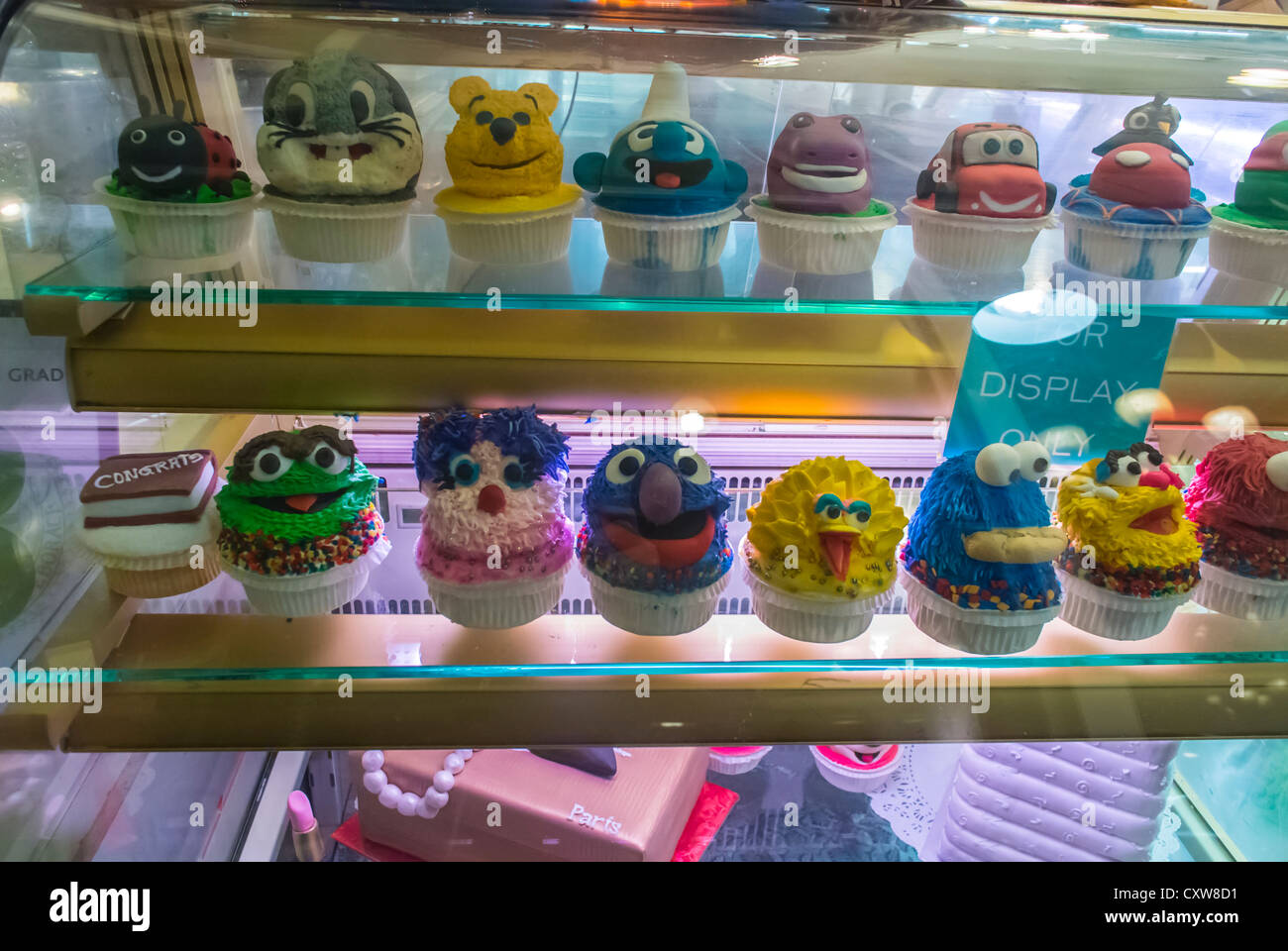 New York City, NY, USA, amerikanische Cupcakes auf dem Display in "Eleni" Bäckerei Shop Frontscheibe, im Chelsea Market, Shopping Center, Manhattan Stockfoto
