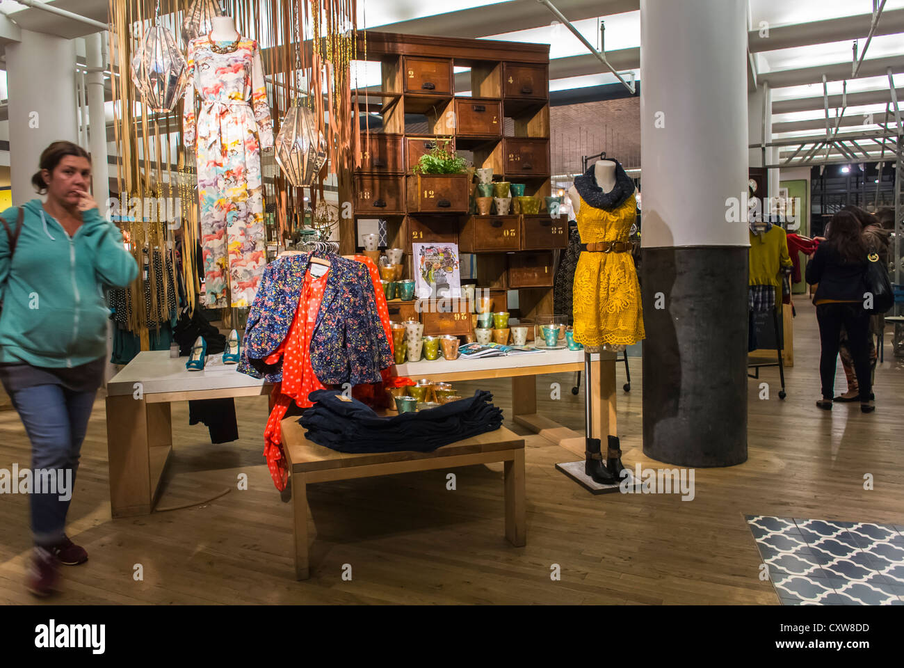 New York City, NY, USA, Menschen Einkaufen in der 'Anthropologie' Clothing Store, Chelsea Markt, Einkaufszentrum, Manhattan, fashion Mannequins Stockfoto