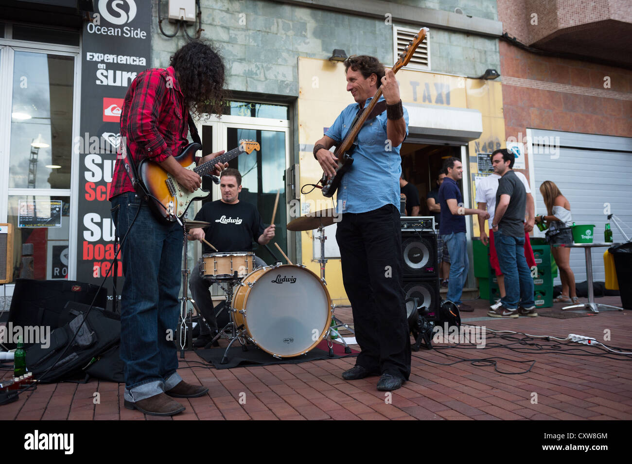 LAS PALMAS, Spanien – SEPTEMBER 29, 2012: Juanma Barroso (links), Alberto Guias (Mitte) und Hans Albert (rechts) spielen blues Stockfoto