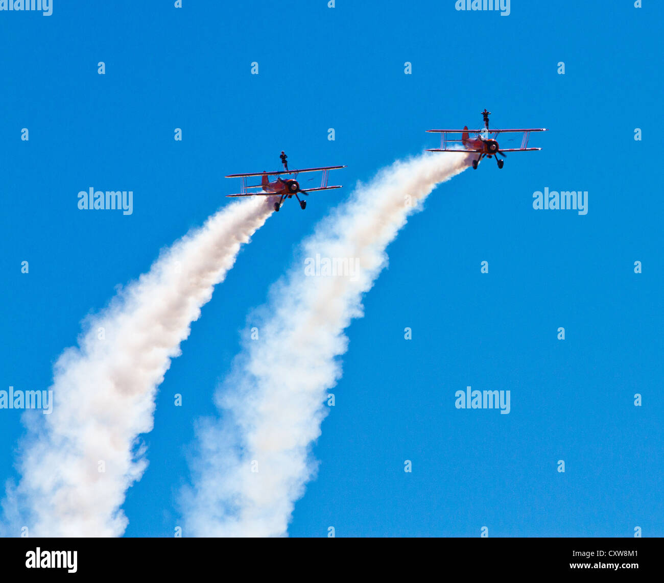 Breitling Wingwalkers Display Team führen auf Doppeldecker auf der Grand Pier Air Show in Weston-super-Mare auf Dienstag, 24. Juli 2012 Stockfoto