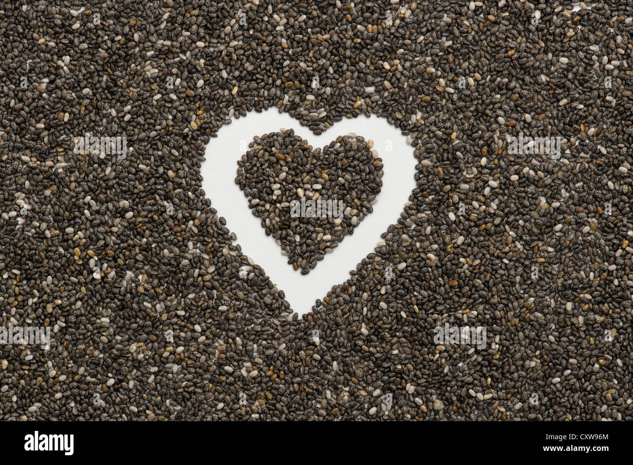 Salvia Hispanica Samen. Chia-Samen in Form eines Herzens Stockfoto