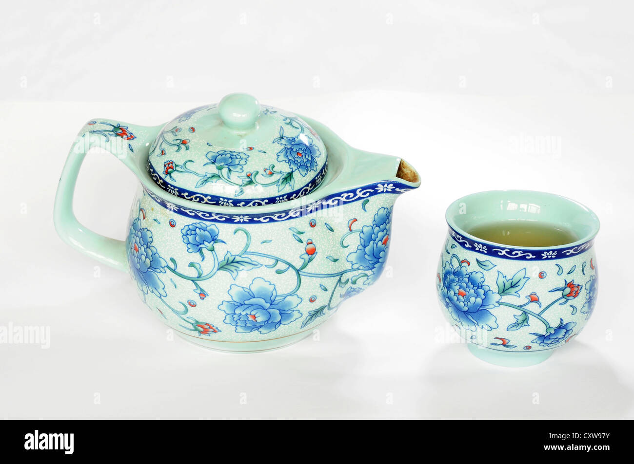 Chinesische Keramik Teeservice auf weißem Hintergrund Stockfoto