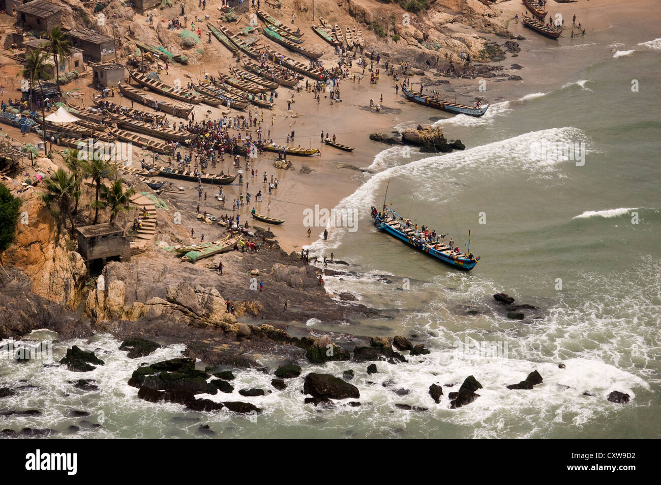 Luftaufnahme von eine kleine Fischersiedlung, geschäftiges Treiben in der ghanaischen Küstenregion von Cape Coast herrscht. Stockfoto