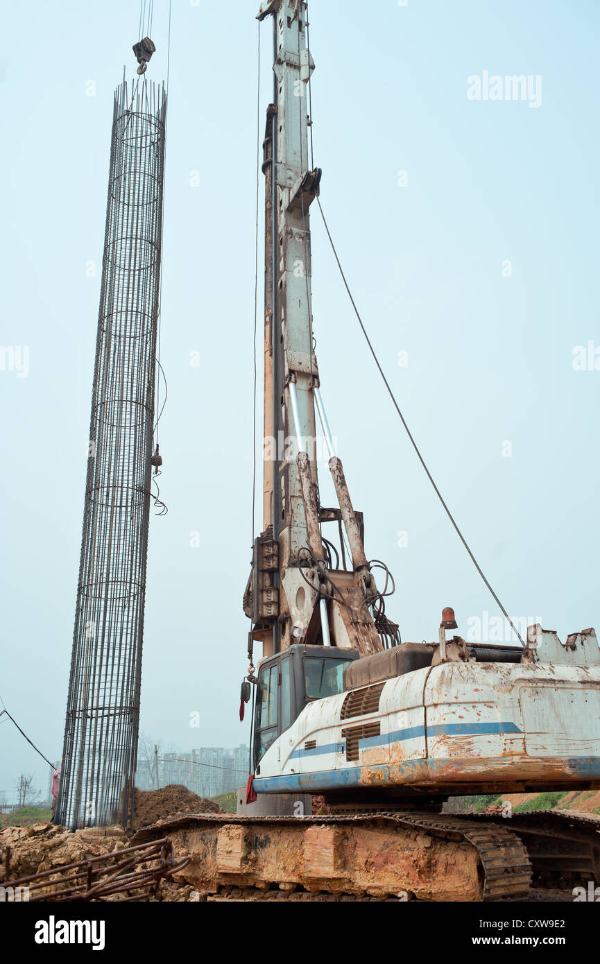 Langen Mast des Krans unterstützt hydraulischer Widder Ramme auf Bauvorhaben Stockfoto