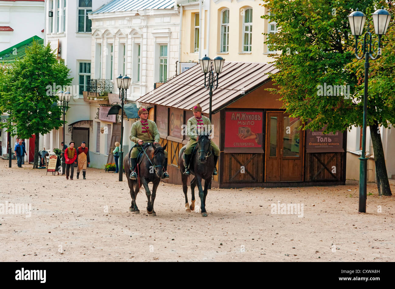 Rote Armee Cavalrymans auf Stadtstraße. Stockfoto