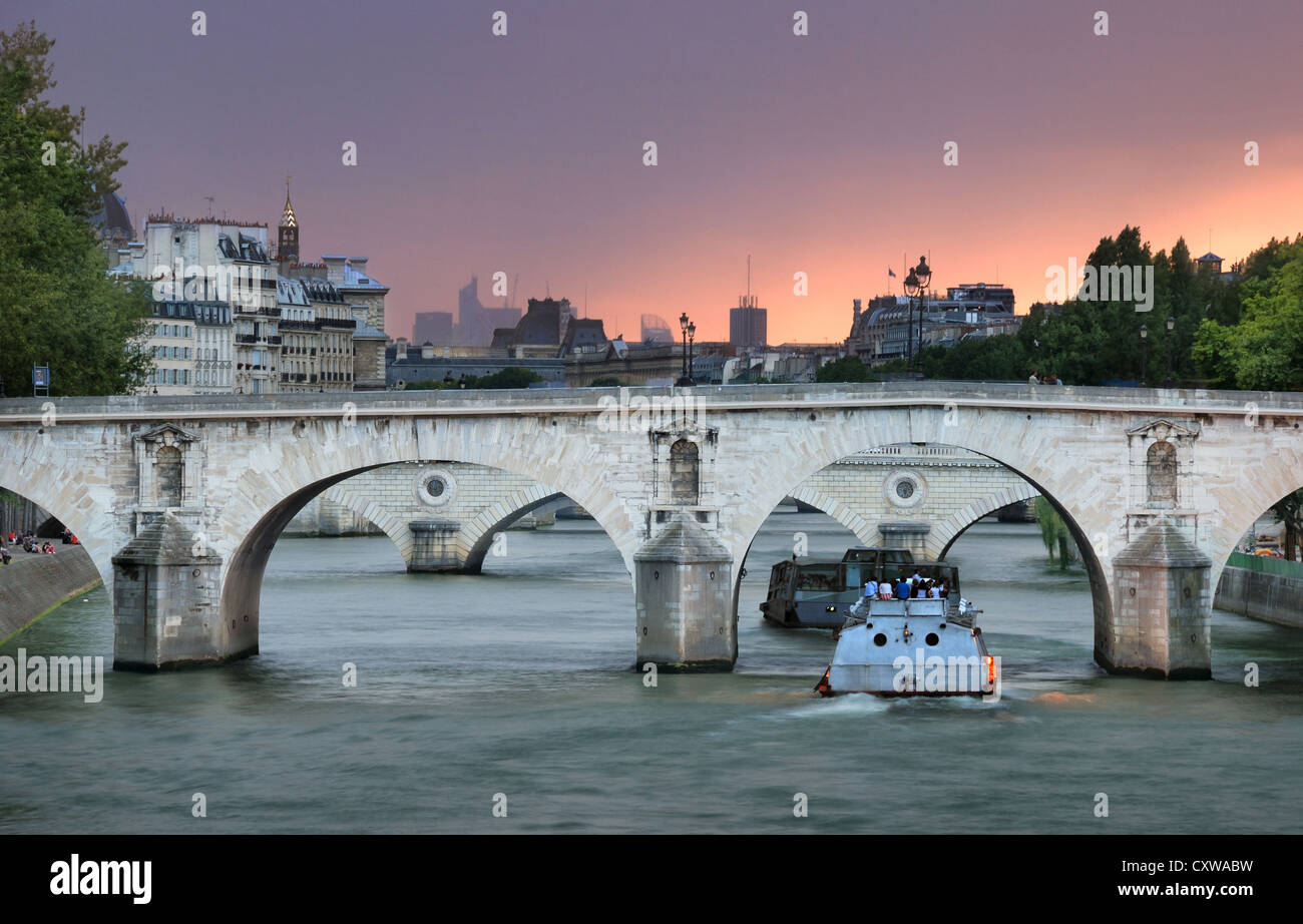 Der Bogen Brücken Pont Marie (vorne) und Pont Philippe über Fluss Seine in Paris, Frankreich. Stockfoto