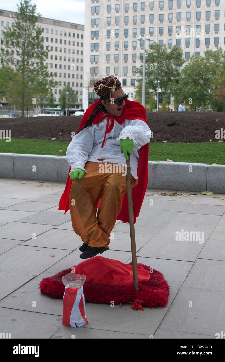 Mann, schwebend, Southbank Street Performer, London, UK Stockfoto