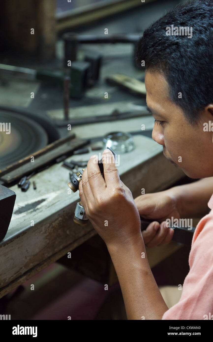Diamant Schleifer bei der Arbeit in Cempaka nahe den Diamantminen auf Kalimantan in Indonesien Stockfoto