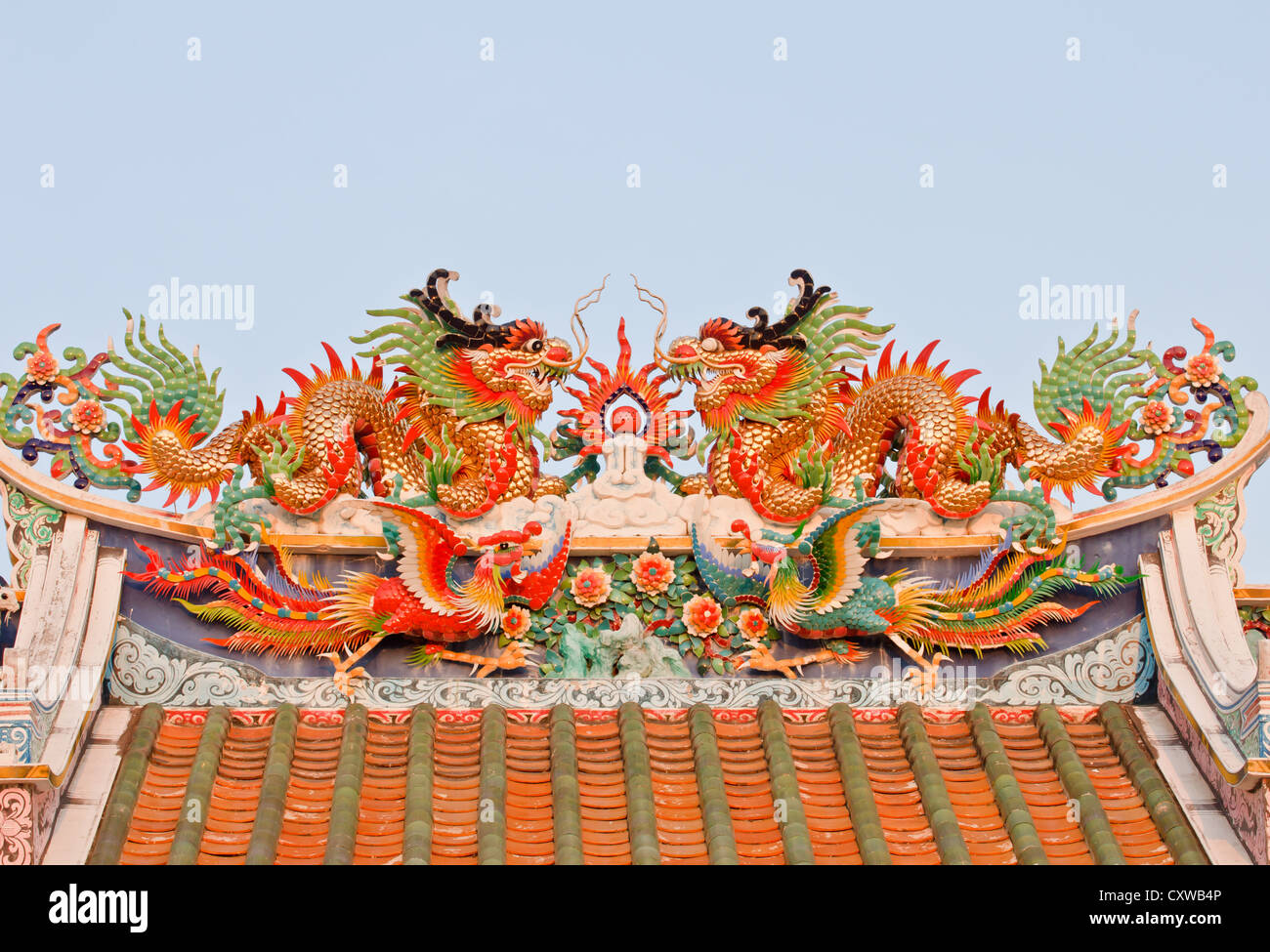 Die chinesischen Drachen-Statue auf dem Dach Stockfoto