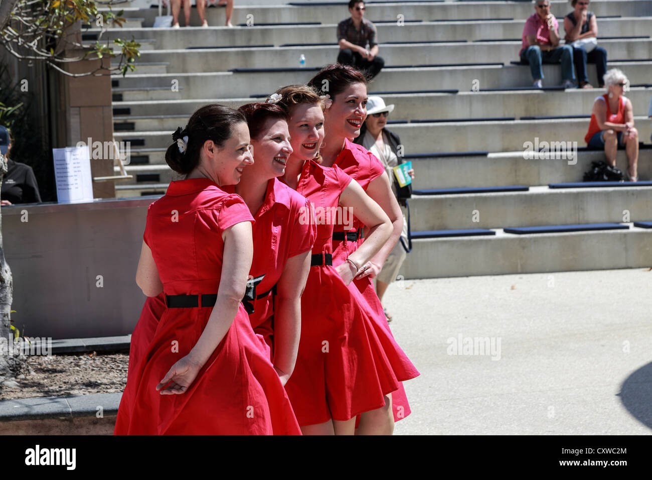 Tänzerinnen und Tänzer aus einer 1920er Jahre Tanzgruppe posieren für Medien Kameras beim Kreativfestival Bond University Stockfoto