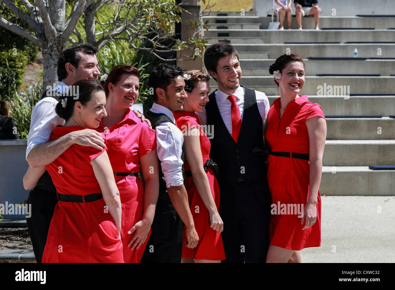 Tänzerinnen und Tänzer aus einer 1920er Jahre Tanzgruppe posieren für Medien Kameras beim Kreativfestival Bond University Stockfoto