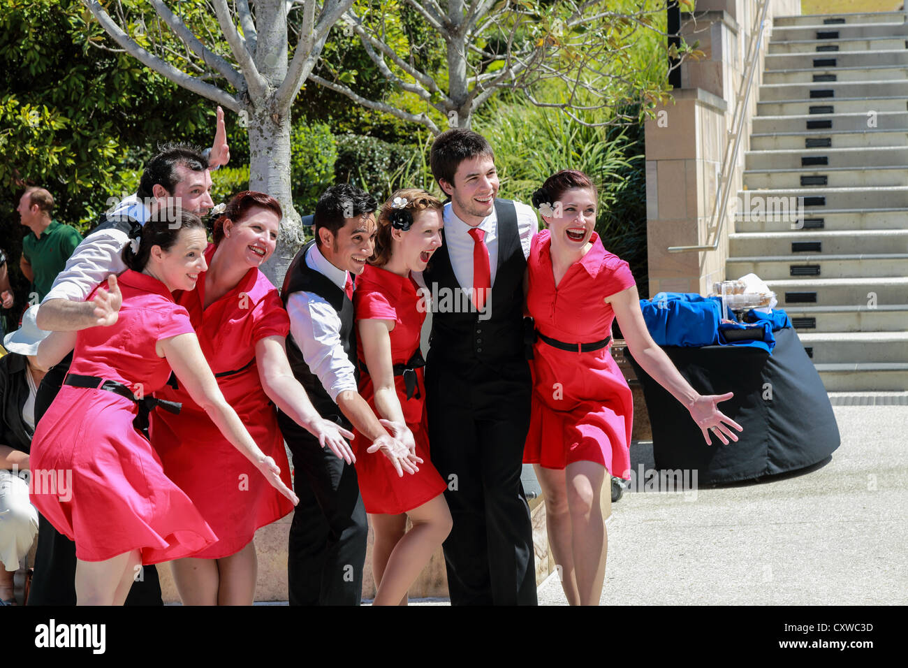 Tänzerinnen und Tänzer aus einer 1920er Jahre Tanzgruppe posieren für Medien Kameras beim Kreativfestival Bond University Stockfoto