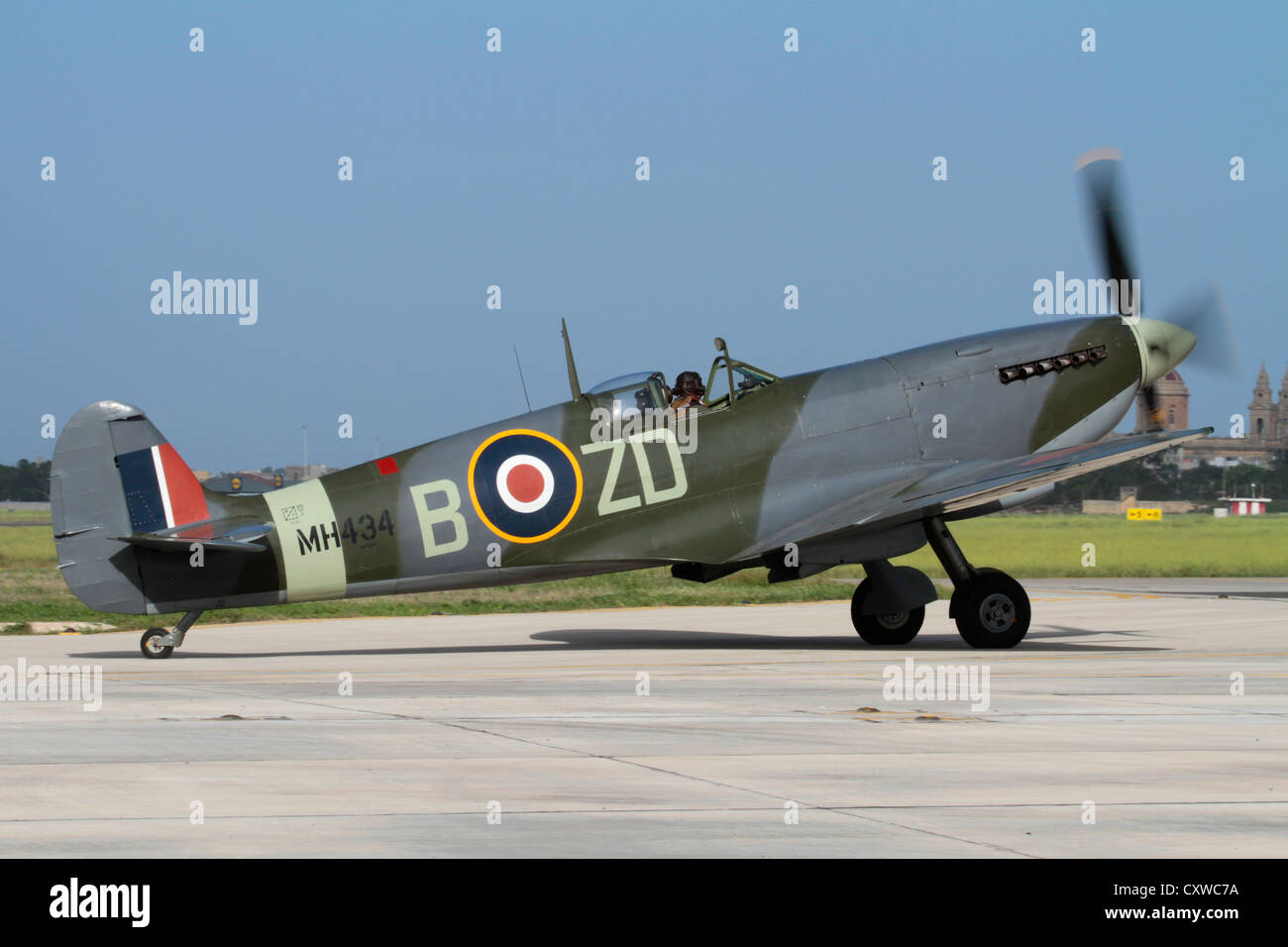 Supermarine Spitfire Mk IX 2. Weltkrieg Jagdflugzeug rollen auf dem Boden für einen Air Display Stockfoto