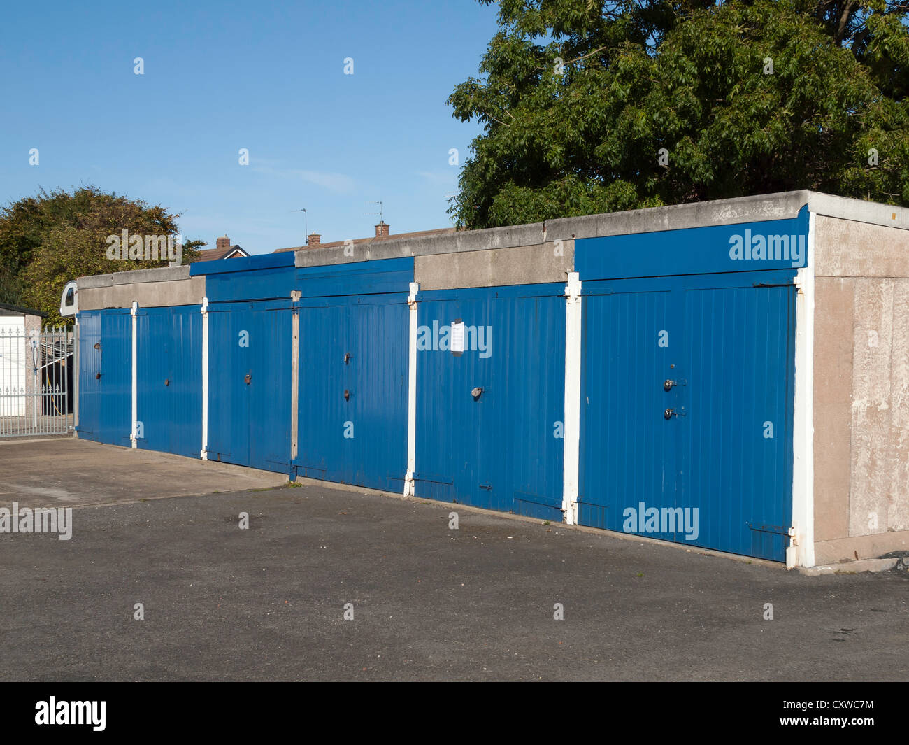 1960er Jahren platziert kommunale Wohnanlage heimischen Garagen in einem Block und nicht neben den Häusern. Stockfoto
