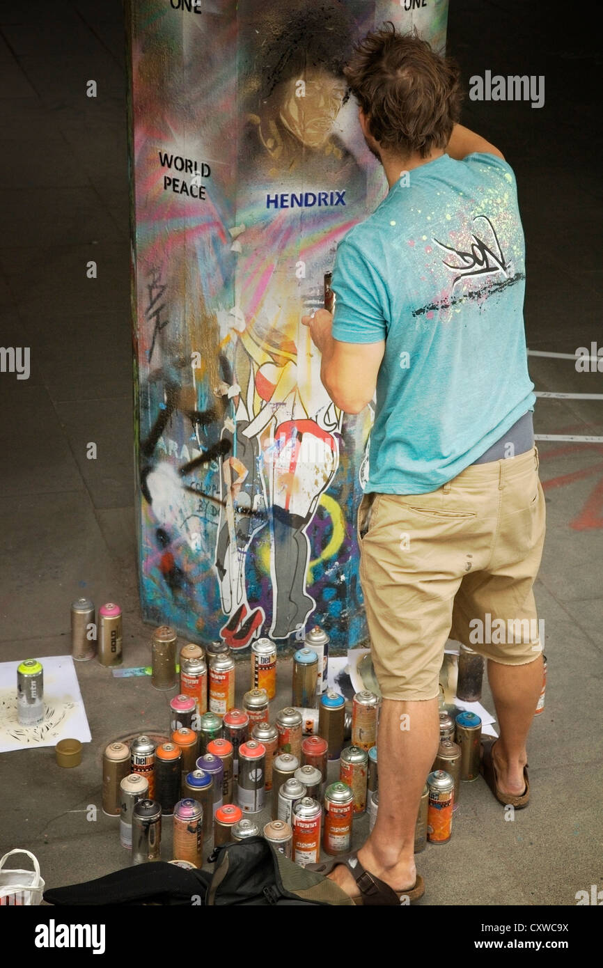Graffiti-Künstler Paul Don Smith erstellen ein Porträt von Jimi Hendrix, im South Bank Centre, London, UK. Stockfoto