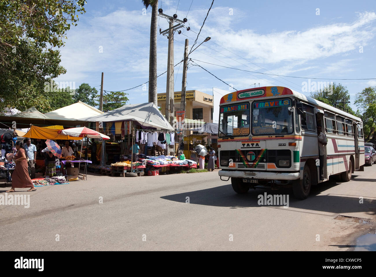 Straßenszene mit einem Markt-Basar und ein lokaler Bus, Negombo, Sri Lanka Stockfoto