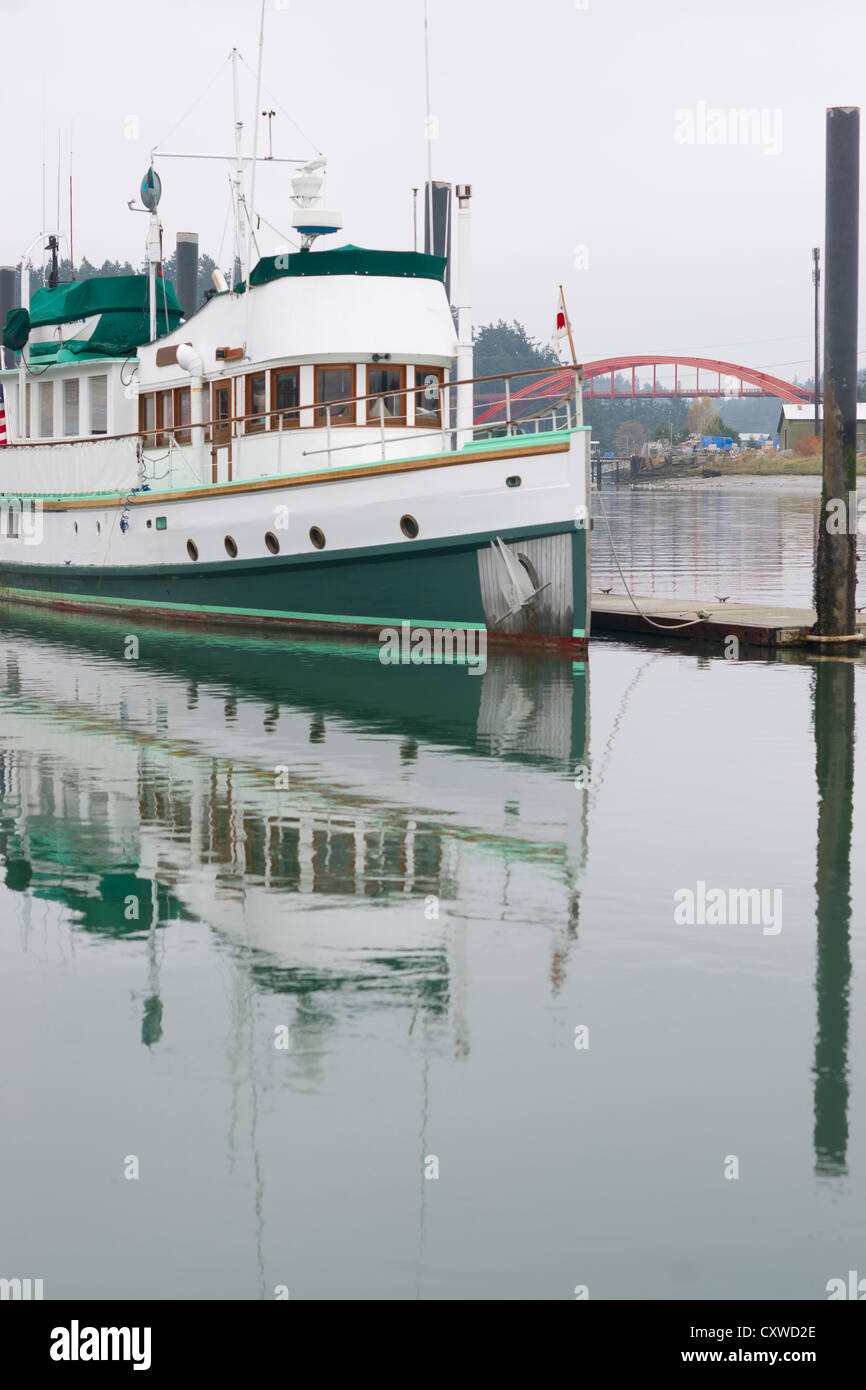 Der Nebel hält sich an die verschlafene Stadt dock Stockfoto