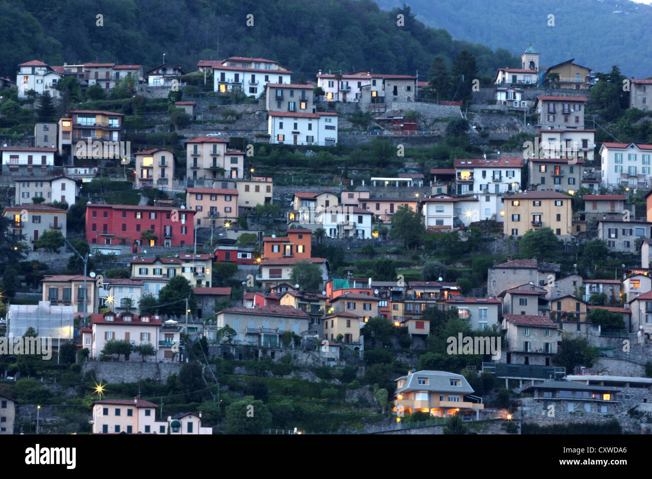 einen schönen & malerischen Blick auf die Häuser und das Dorf von Cernobbio Comer See, Italien, photoarkive Stockfoto