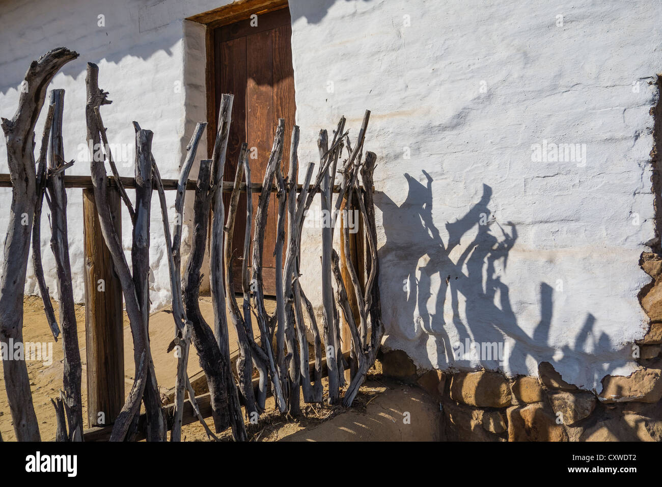 Blick auf eine primitive Holzzaun errichtet der Äste im El Presidio de Santa Barbara, Santa Barbara, Kalifornien. Stockfoto