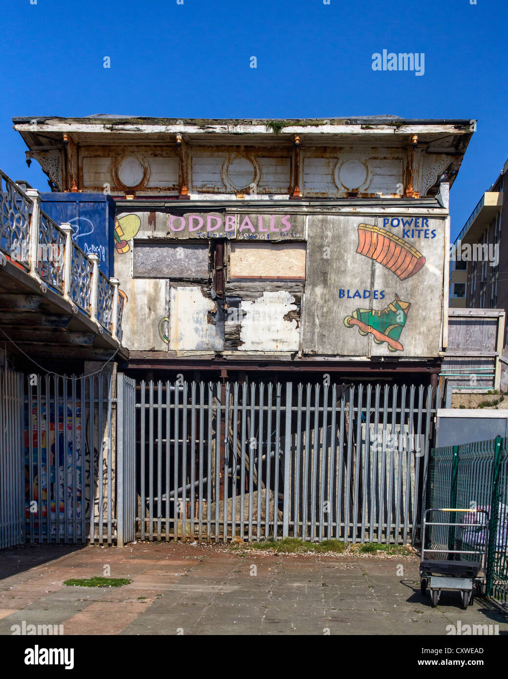 Teil von der West Pier von Brighton UK, Brighton, die seit 1975 - geschlossen wurde es von zwei Brände zerstört wurde, im Jahr 2003 Stockfoto