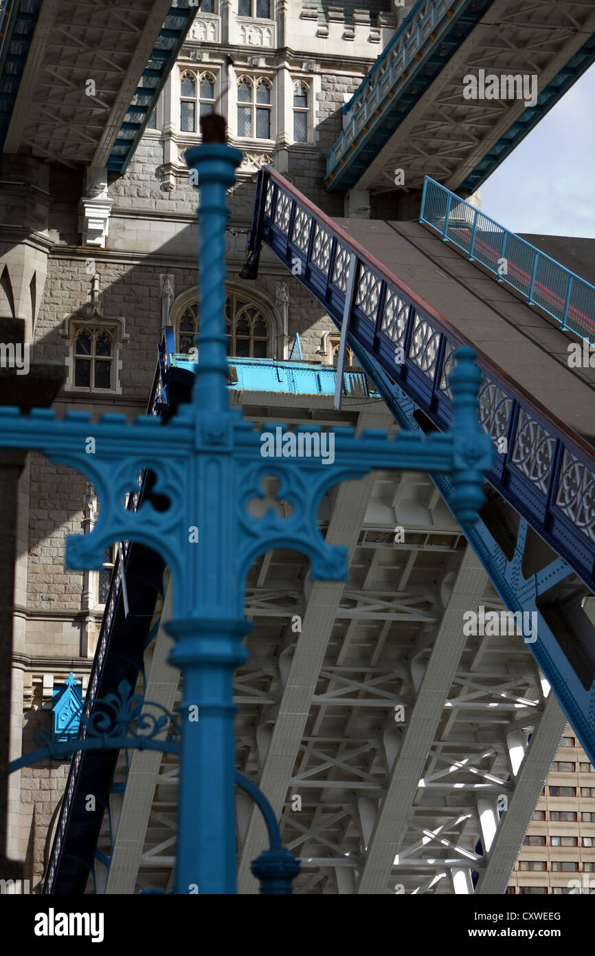 Die Ansicht eines Teils der Tower Bridge in London, beim Öffnen - Out of Focus blau Metallstruktur in den Vordergrund Stockfoto