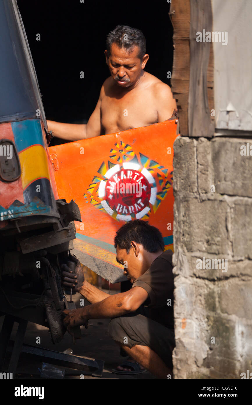 Kfz-Reparatur in den Straßen von Jakarta, Indonesien Stockfoto