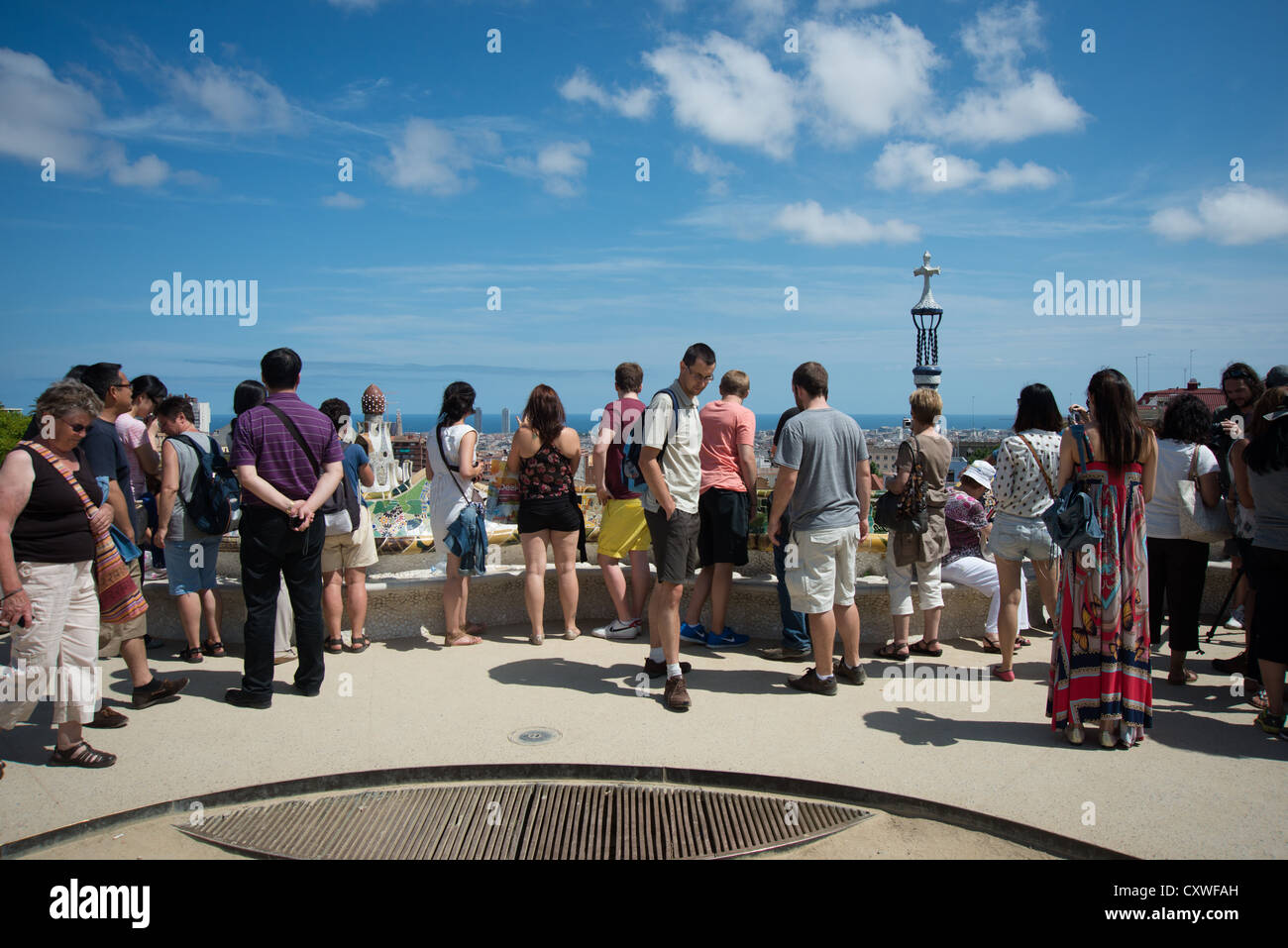 Touristen im Park Güell in Barcelona genießen Sie den Blick Stockfoto