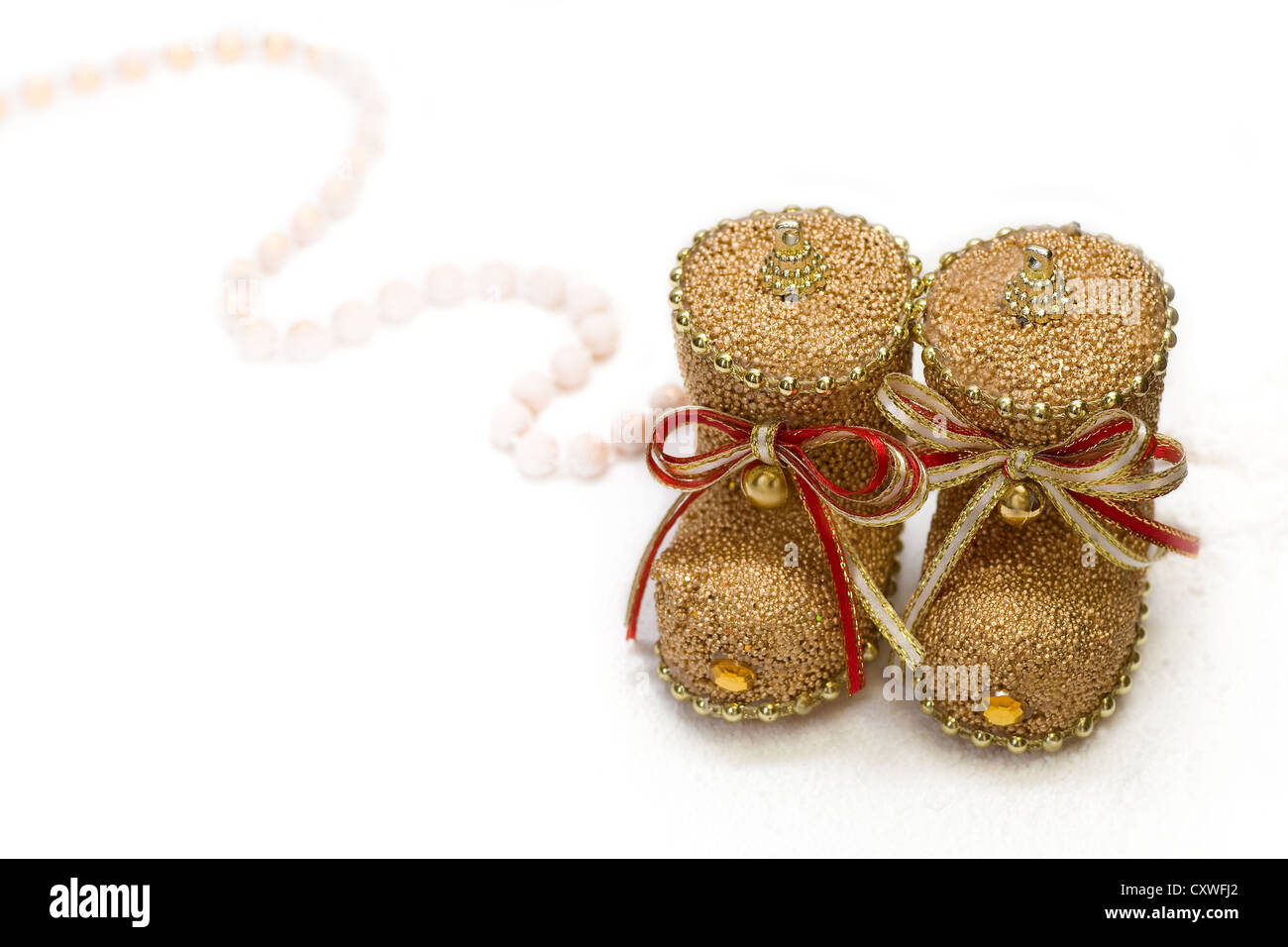Santas Stiefel mit Weihnachtsschmuck auf weißen backgrownd Stockfoto