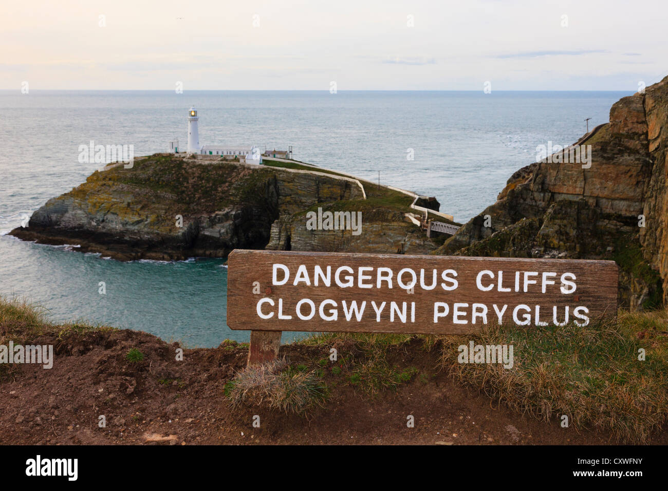 Gefährliche Klippen unterzeichnen in England und Wales an der Küste von South Stack. Holyhead heilige Insel Isle of Anglesey Wales UK Großbritannien Stockfoto