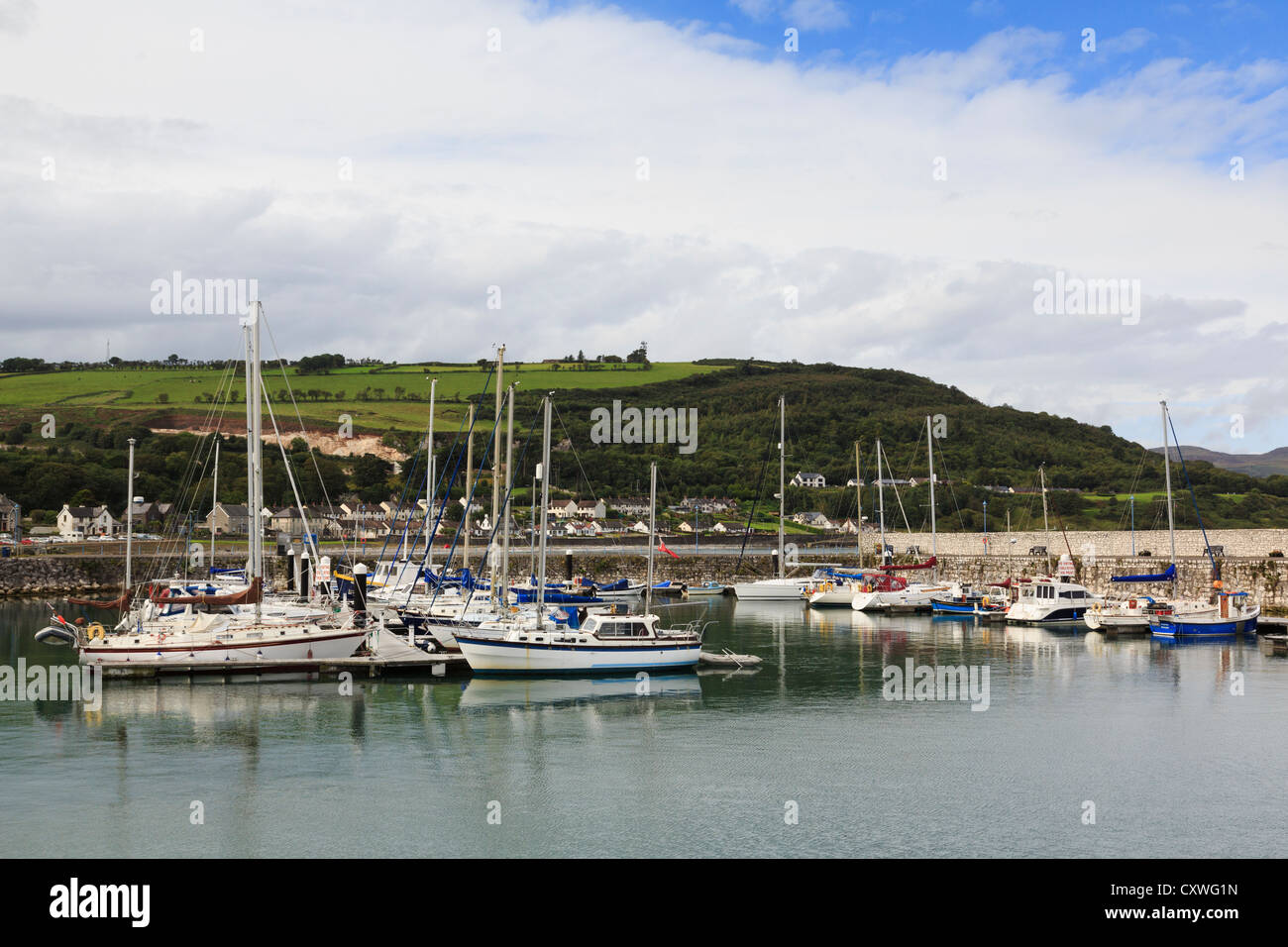 Yachten ankern im Hafen Marina an der nordöstlichen Küste bei Glenarm, Co. Antrim, Nordirland, Vereinigtes Königreich Stockfoto