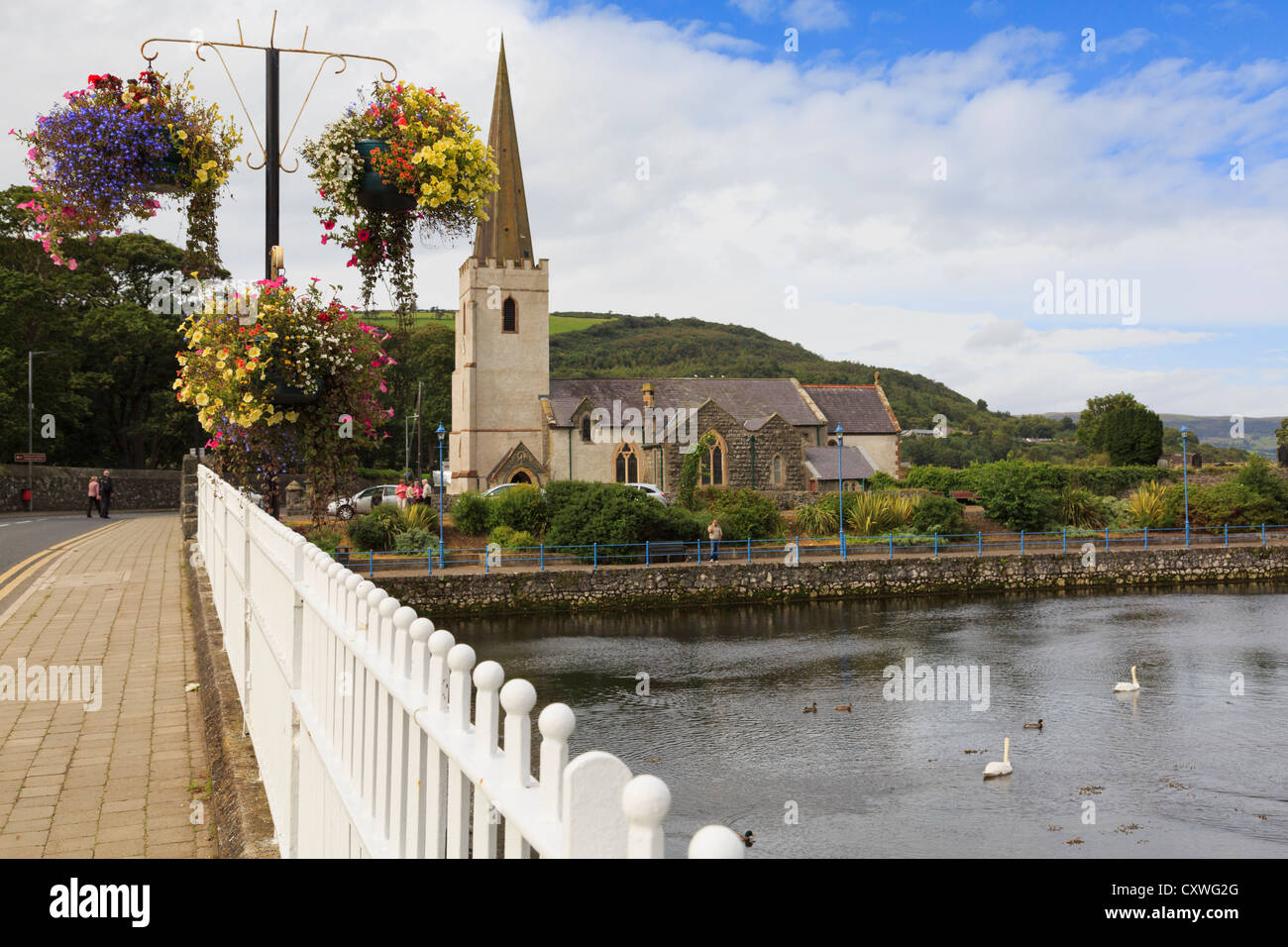 A2-Causeway-Küste Straßenbrücke über Glenarm Fluss mit St. Patricks Kirche in Glenarm, County Antrim, Nordirland, Vereinigtes Königreich Stockfoto