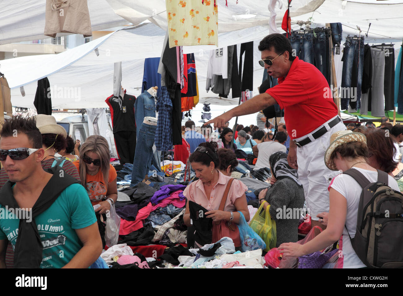 Markt-Händler stehen auf Stall Open-Air-Flohmarkt in Heraklion Kreta Griechenland Stockfoto