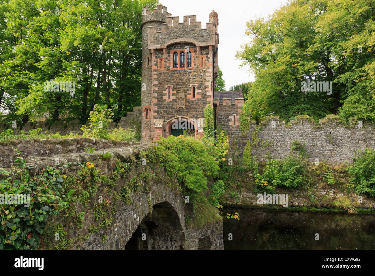 Brücke über Glenarm Fluss zum Barbican Turm Tor Eingang Glenarm Schloss in Glenarm, County Antrim, Nordirland, Vereinigtes Königreich, Großbritannien Stockfoto