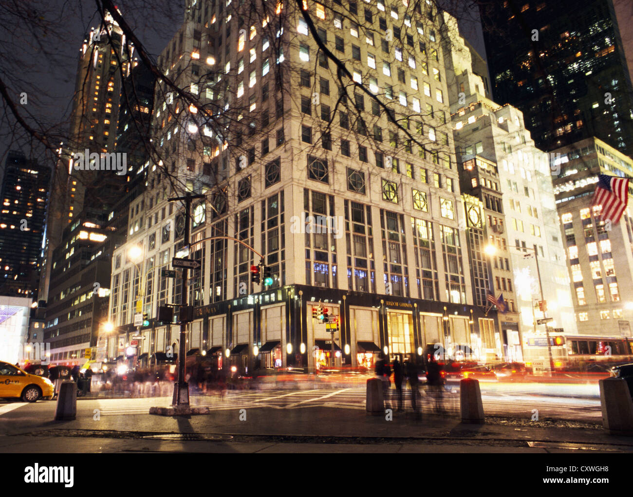 Der Ecke 59th und der 5th Avenue in New York City, New York nachts während der Ferienzeit beleuchtet. Stockfoto