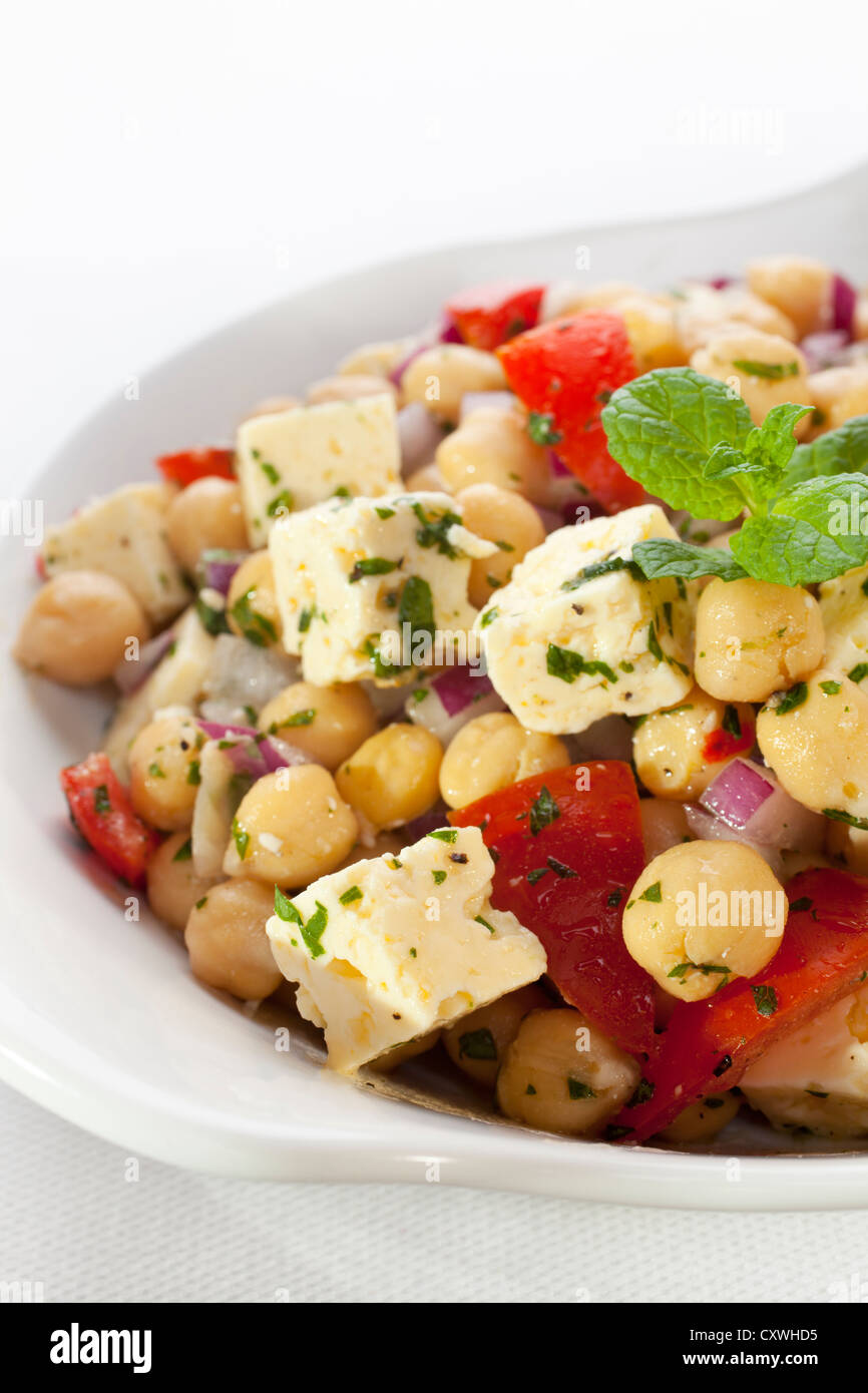 Ein Salat aus Kichererbsen, Feta-Käse, Tomaten, Zwiebel, Zitrone-Vinaigrette und Kräutern. Stockfoto