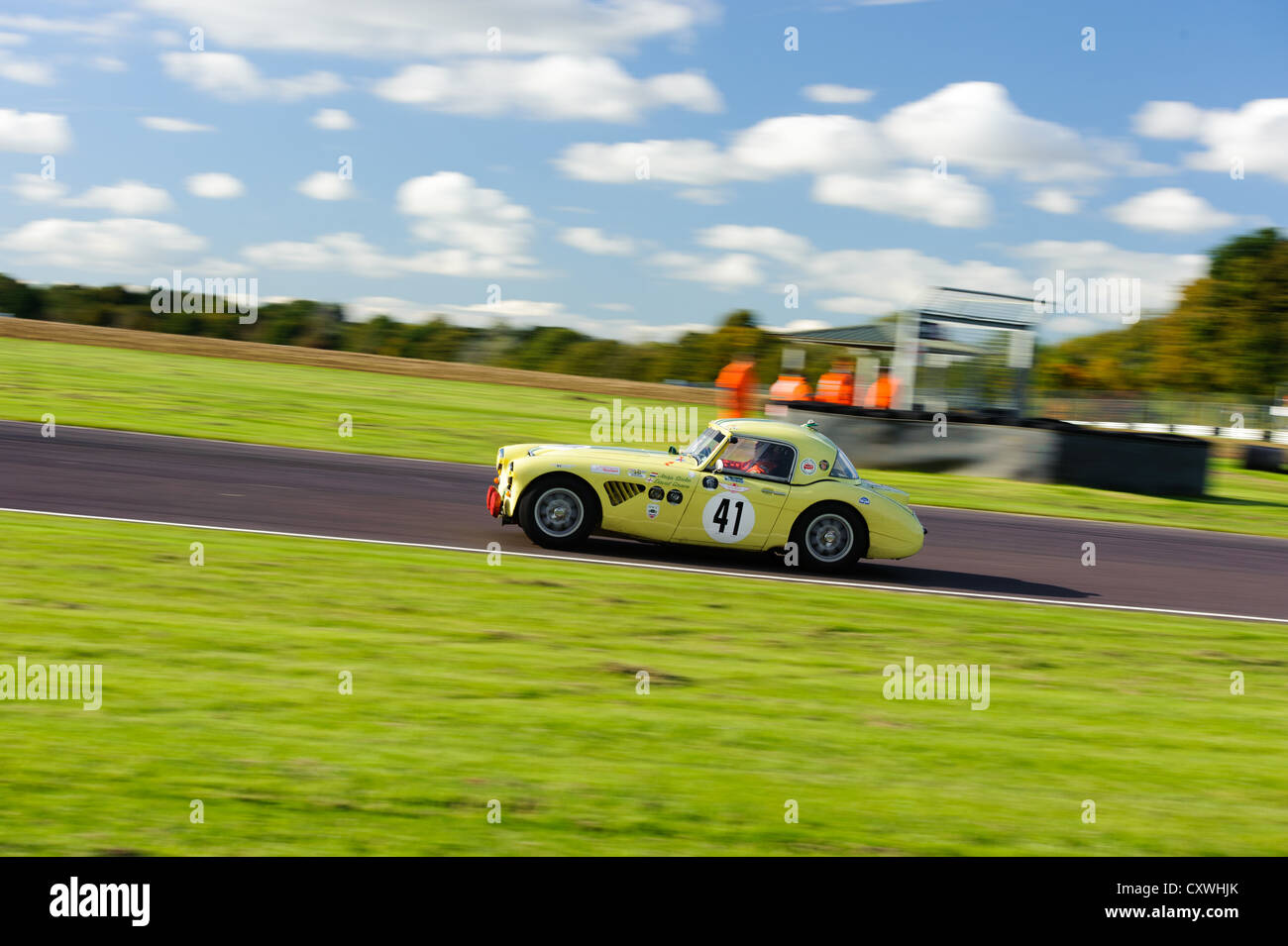 Klassische Rennwagen um Castle Combe Rennstrecke. Stockfoto