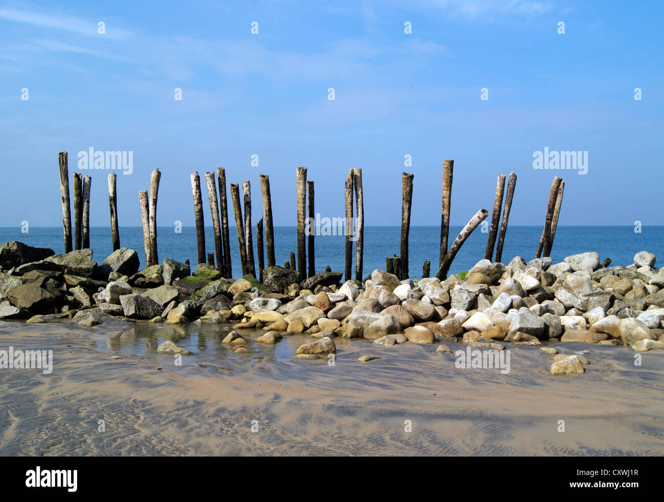 Ufermauer In Den Kustenregionen Von Kerala Chavara Enthalt Wertvolle Black Sand Reichen Von Schweren Mineralien Und Seltene Erden Mineral Stockfotografie Alamy