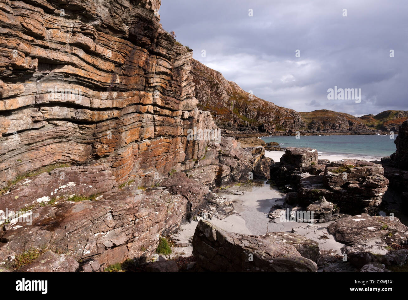 Erodiert sedimentären Sandstein Gesteinsschichten auf Klippen am schönen Camas Daraich Bay, in der Nähe des Point of Sleat, Skye, Schottland, UK Stockfoto