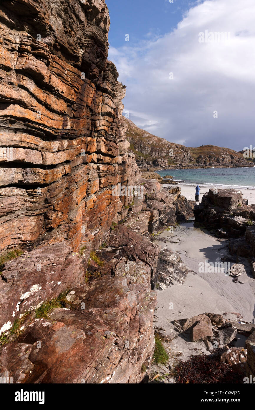 Erodiert sedimentären Sandstein Gesteinsschichten auf Klippen am schönen Camas Daraich Bay, in der Nähe des Point of Sleat, Skye, Schottland, UK Stockfoto