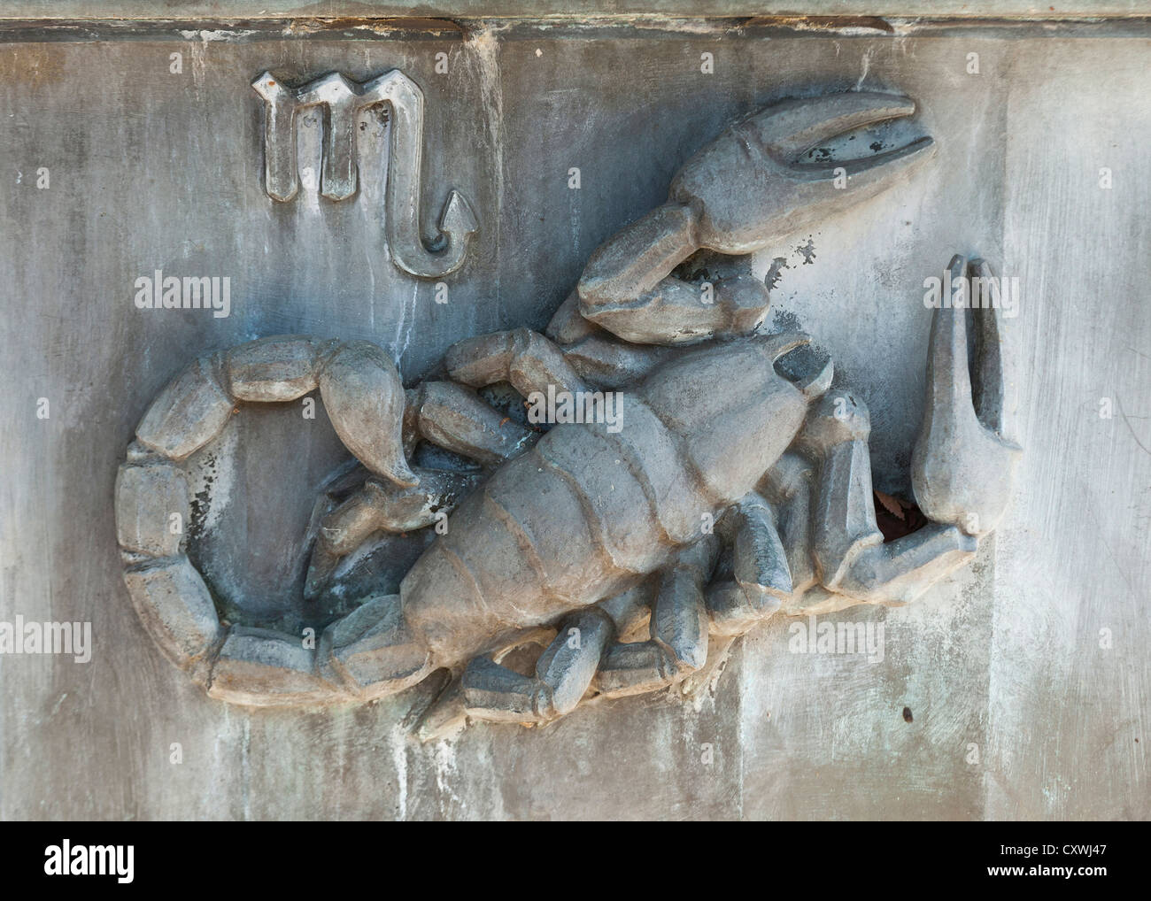Sternzeichen Skorpion Bronzerelief Skulptur Stockfoto