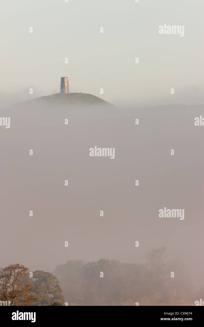 Glastonbury Tor umgeben von späten Herbst Nebel Kistenverpackung den Eindruck einer Insel Stockfoto