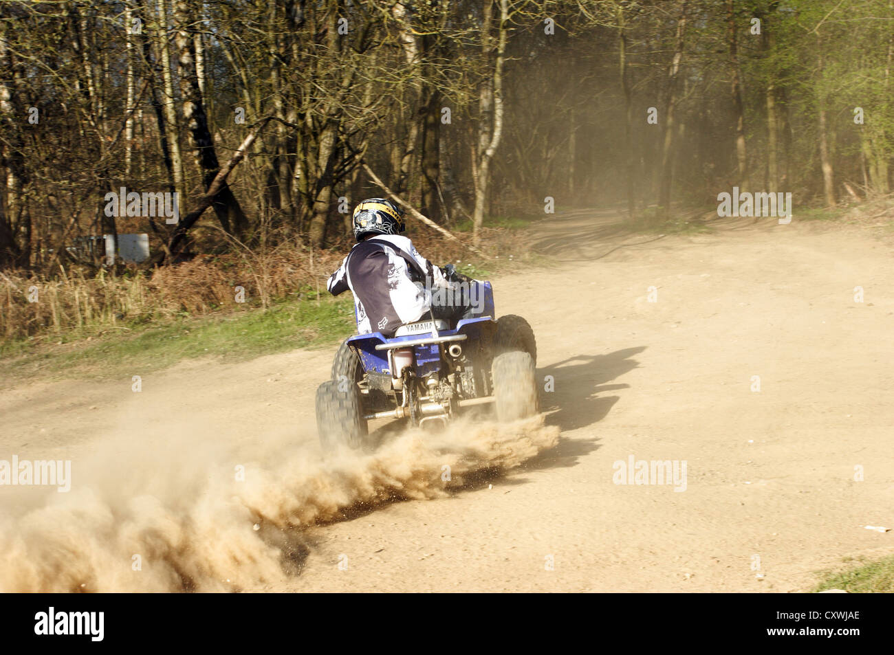 Quad fahren auf Abfall Boden in Wiltshire, 28. März 2012 Stockfoto