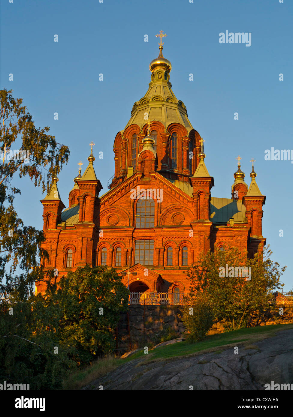 Uspenski Kathedrale bei Sonnenuntergang (Russische Kirche) ein östlich-orthodoxen Kathedrale mit Blick auf den Hafen in Helsinki, Finnland. Stockfoto