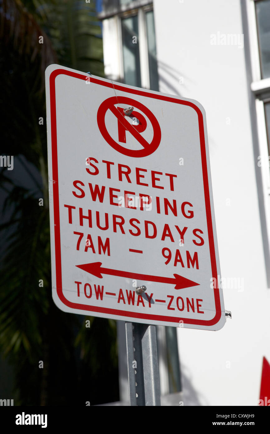 geschwungene donnerstags Tow - Away Zone Warnung Straßenschild in Miami south beach Florida usa Stockfoto