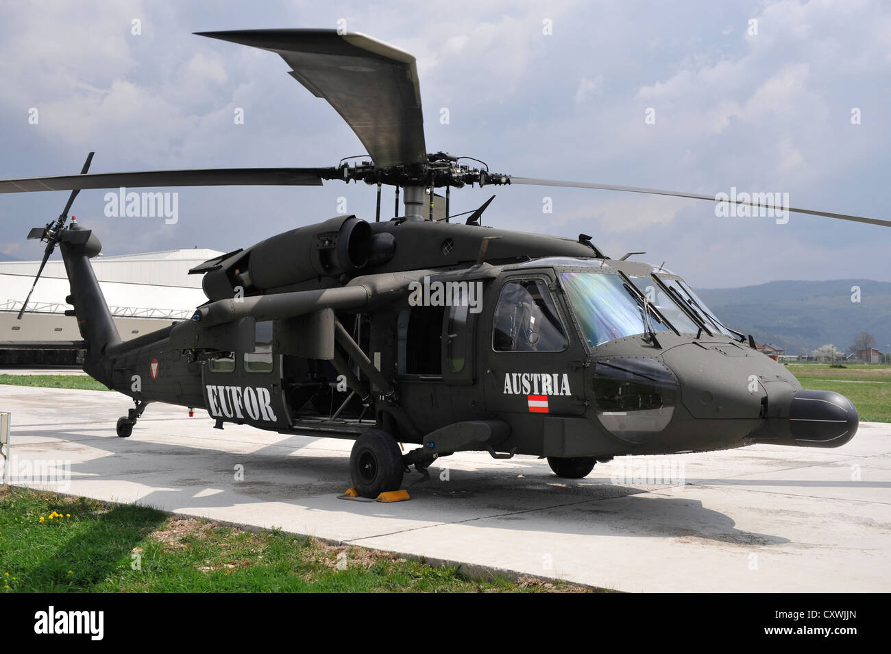 Ein Sikorsky UH-60 Blackhawk Hubschrauber in NATO/EUFOR Camp Butmir in  Sarajevo, Bosnien und Herzegowina Stockfotografie - Alamy