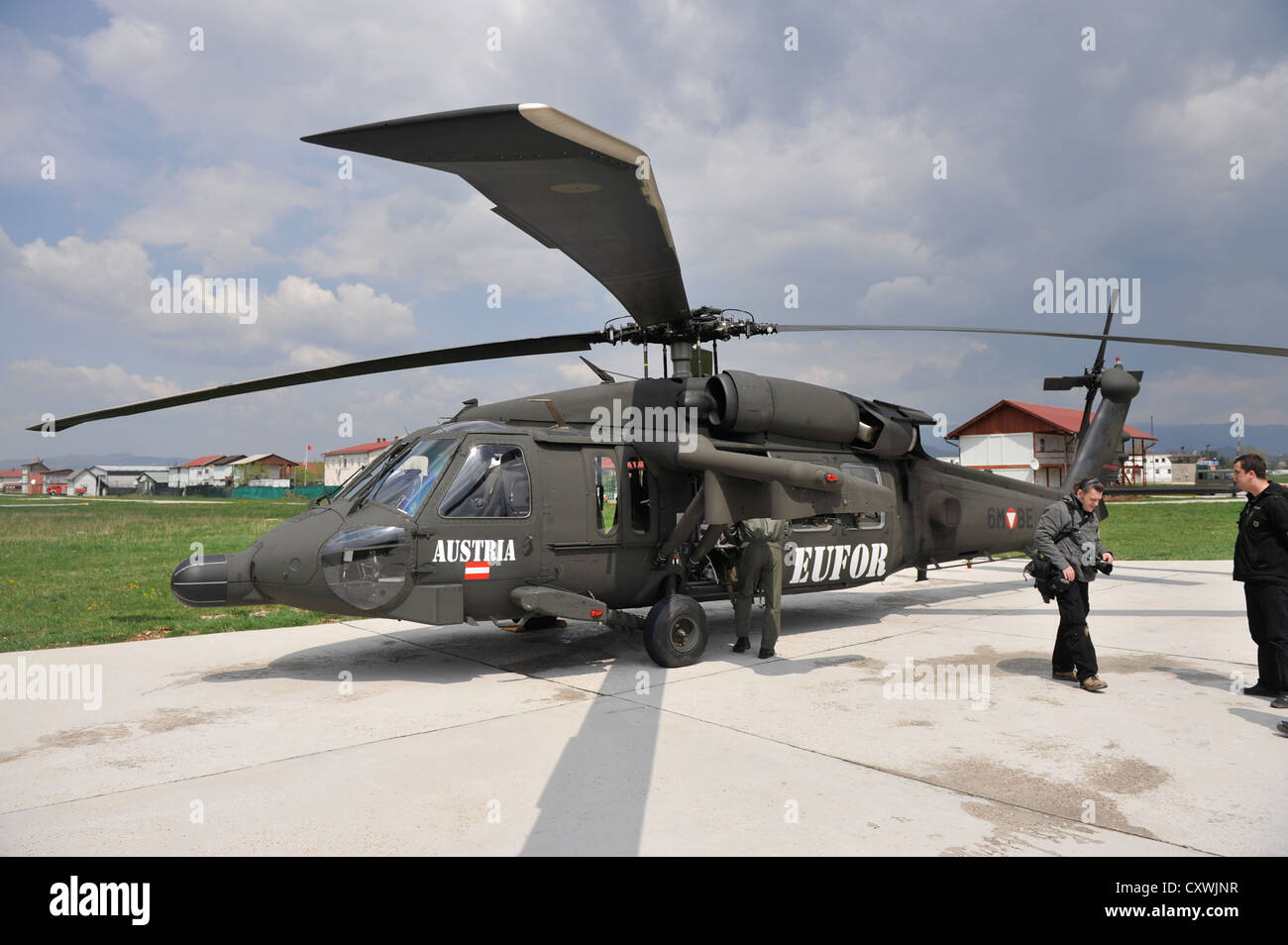 Ein Sikorsky UH60 Blackhawk Hubschrauber in NATO/EUFOR Camp Butmir in